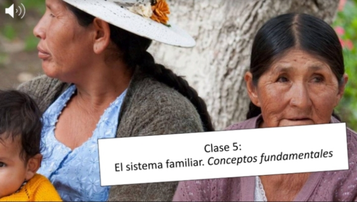 pic of older women and writing on pic says "Clase 5, El Sistema Familiar. Conceptos fundamentales